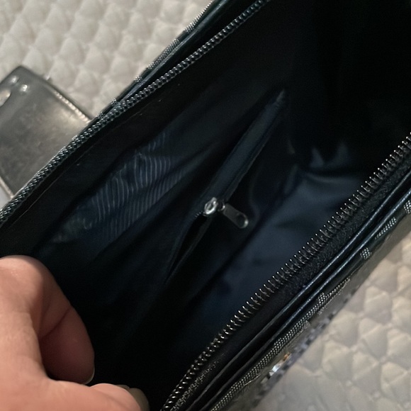 Black & gray Guess bag/purse - Picture 3 of 3